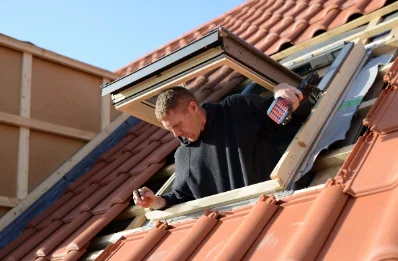 Pose de fenêtres de toit Velux à Labatut-Figuières